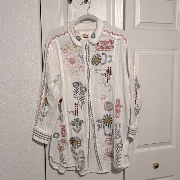 Beautiful white Johnny was Biya Zara button up - Picture 4 of 5